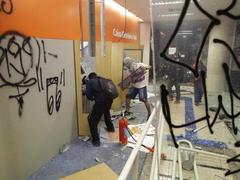 huge protests continue in brazil — small bands of radicals break into stores and loot
